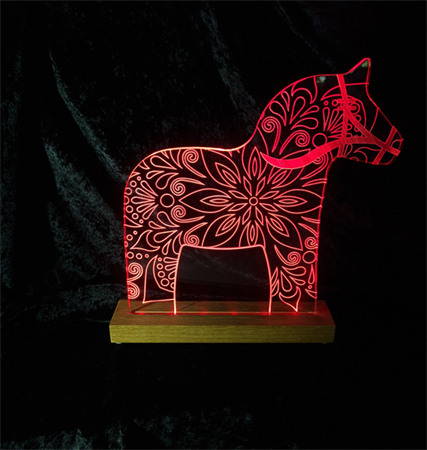 Plexiglashäst på el Kurbits Röd